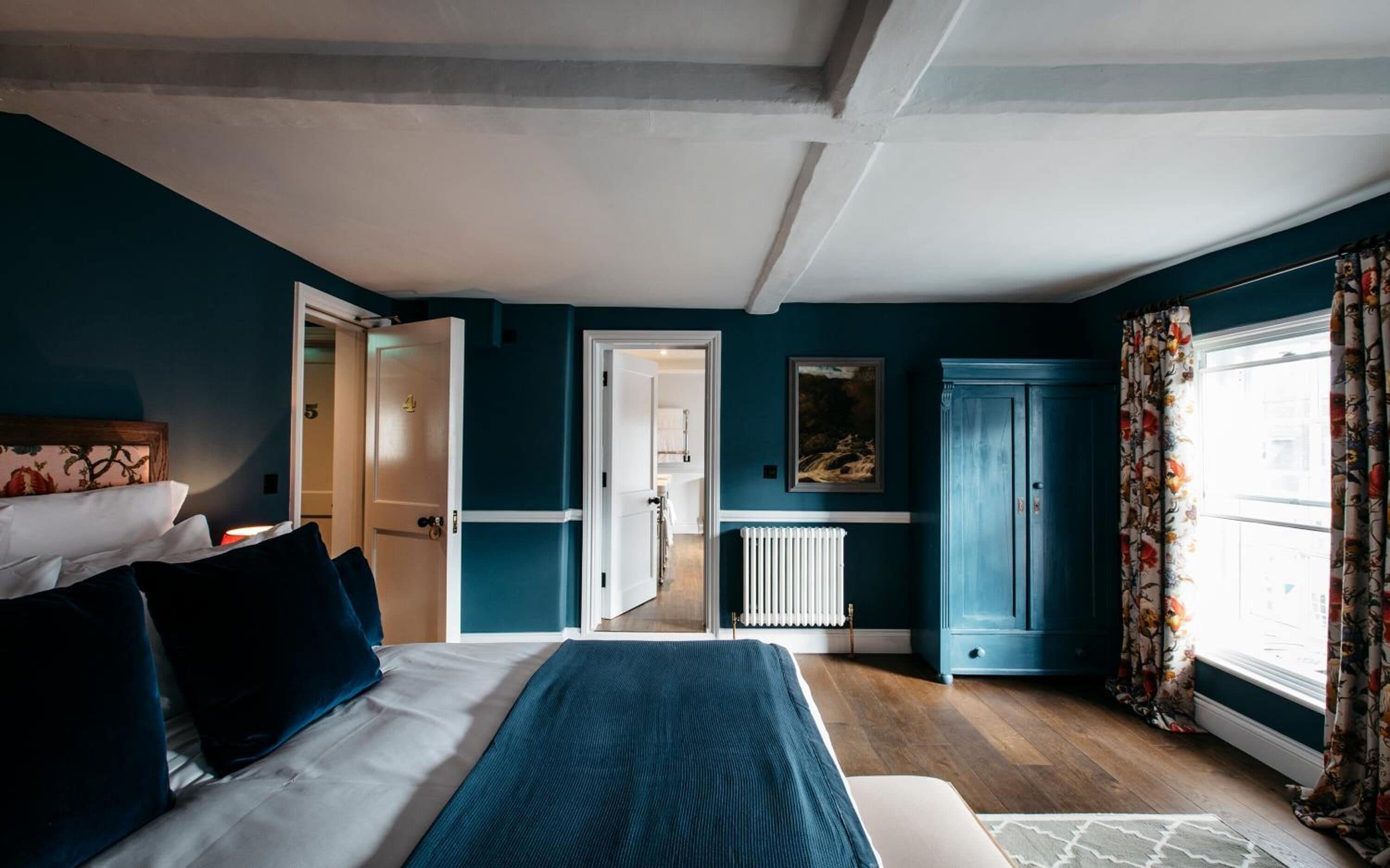 Iron/ironing board, free WiFi, bed sheets