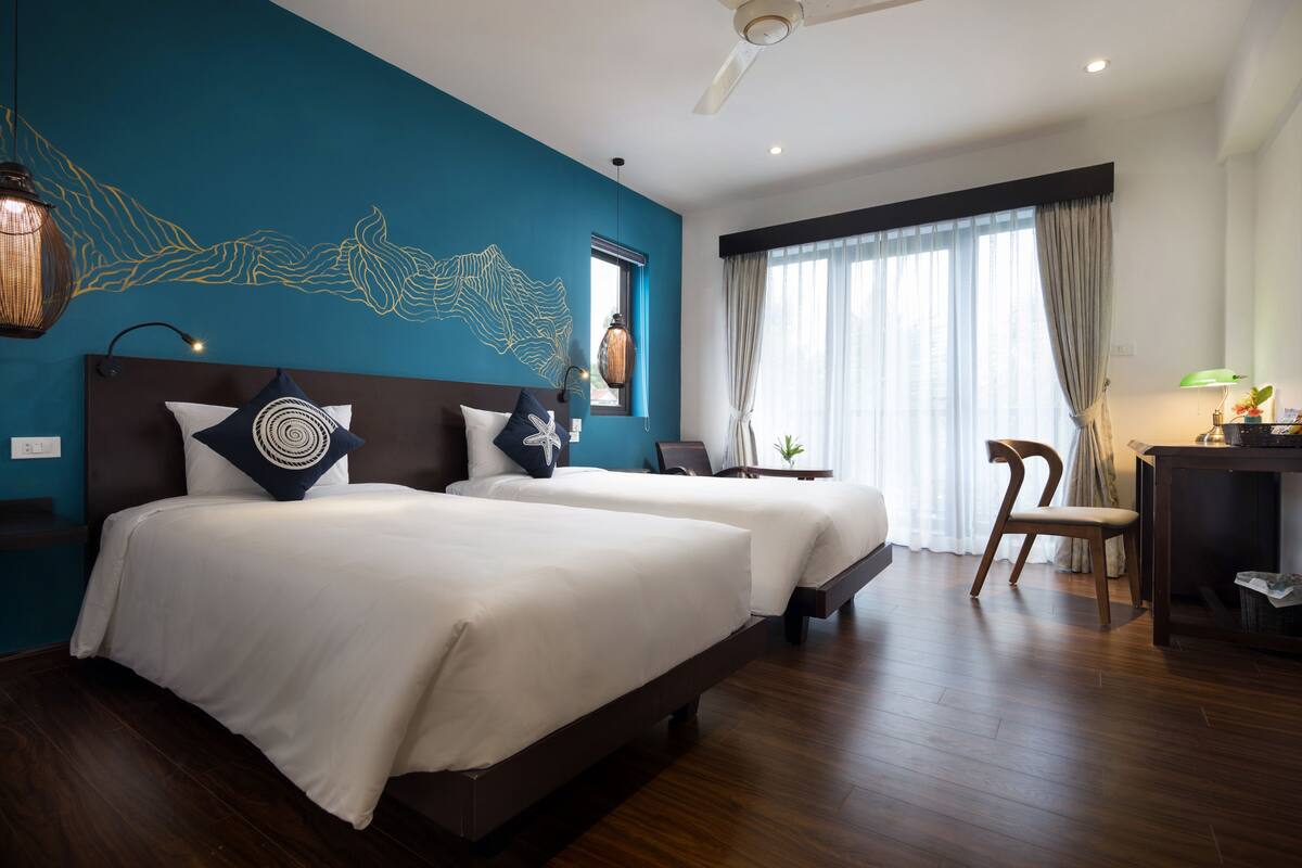 Premium bedding, down comforters, pillowtop beds, in-room safe