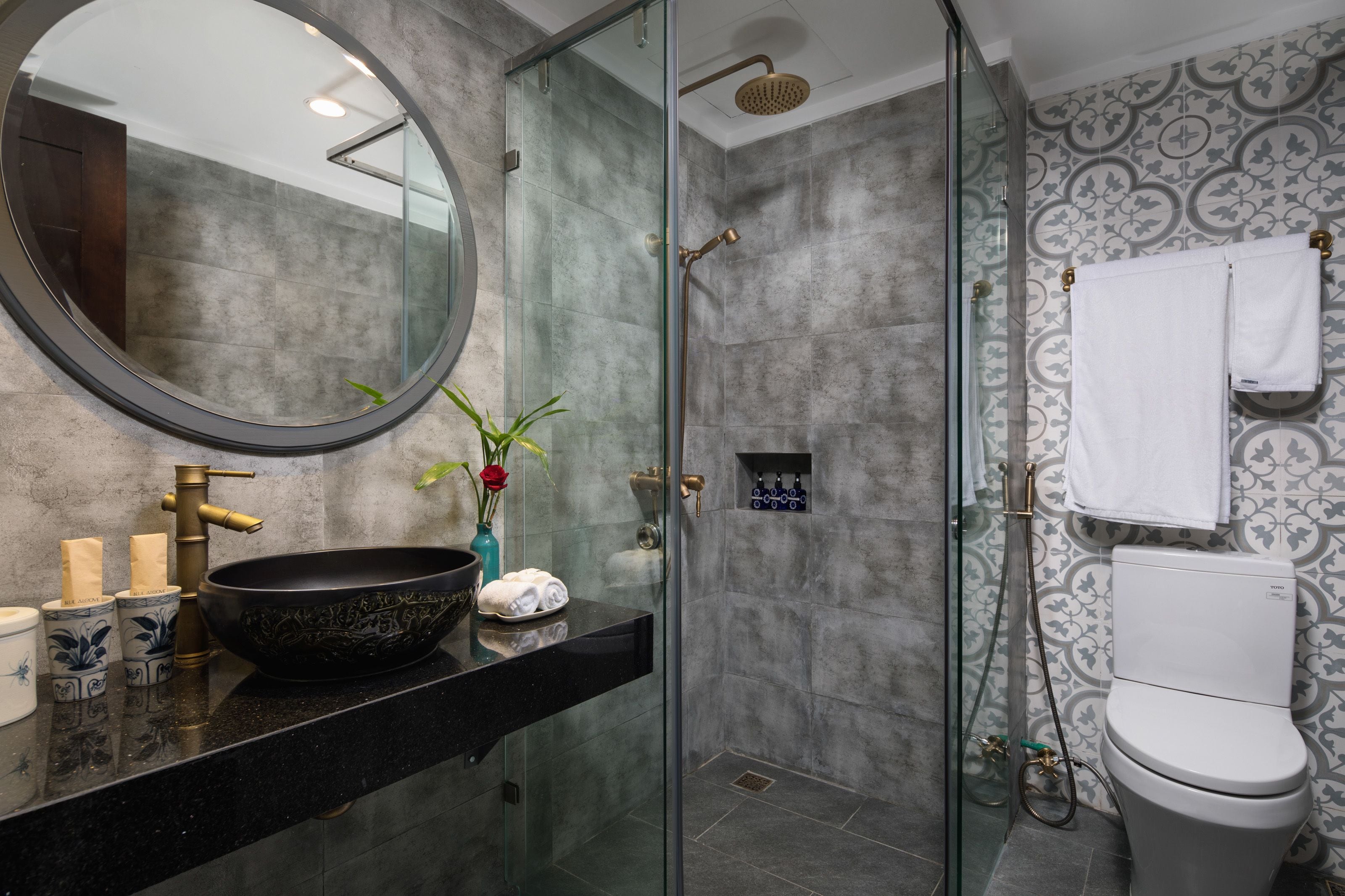 shower, rainfall showerhead, free toiletries, hair dryer