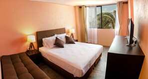 Habitación estándar doble, varias camas | Minibar, caja fuerte, cortinas opacas y sistema de insonorización