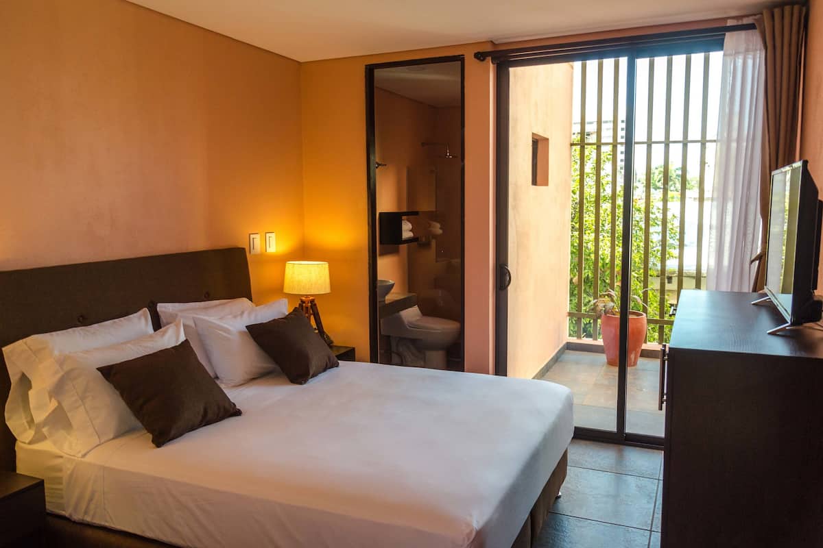 Eenvoudige tweepersoonskamer, 1 queensize bed | Een minibar, een kluis op de kamer, verduisterende gordijnen
