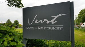 A sign for 'Vurst Hotel - Restaurant' with a simple, elegant design. - Hotel Restaurant Verst (Gronau (Westphalia))