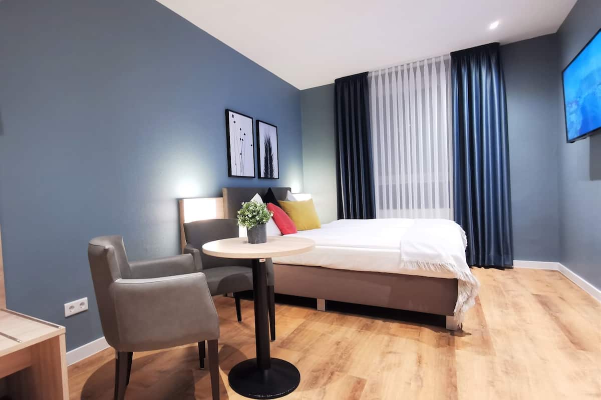 Dobbelt- eller tomannsrom – comfort | Safe på rommet, skrivebord, wi-fi (inkludert) og sengetøy