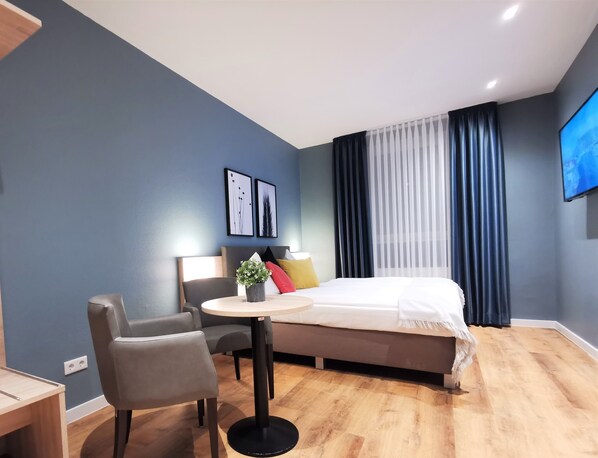 ห้องคอมฟอร์ทดับเบิลหรือทวิน | ตู้นิรภัยในห้องพัก, โต๊ะทำงาน, Wi-Fi ฟรี, ผ้าปูที่นอน