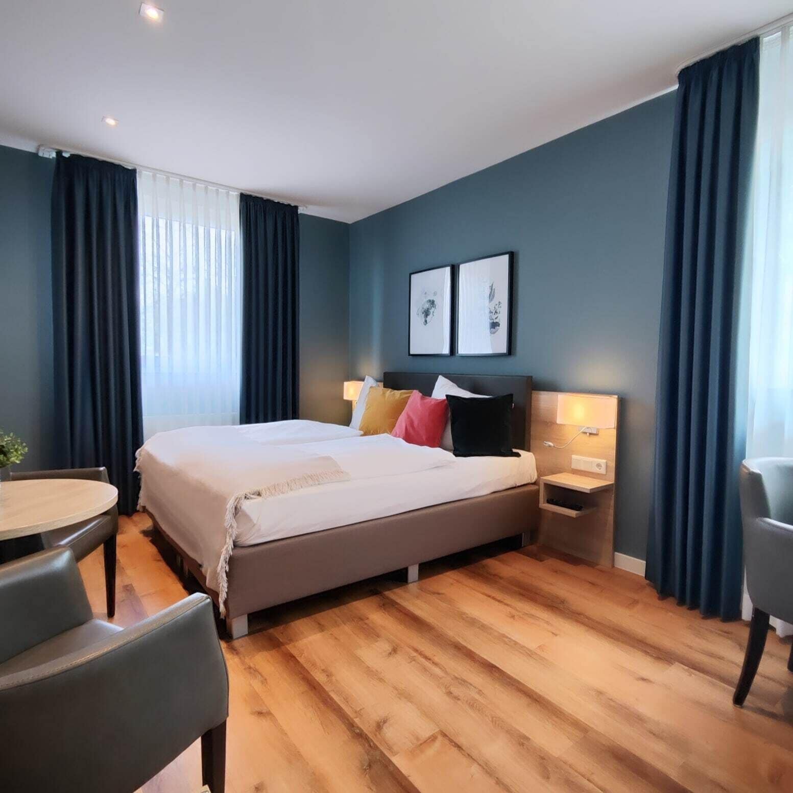 Comfort kamer, 1 twee- of 2 eenpersoonsbedden | Een kluis op de kamer, een bureau, gratis wifi, beddengoed