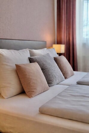 Comfort Double or Twin Room | In-room safe, desk, free WiFi, bed sheets - Hotel Restaurant Verst (Gronau (Westphalia))