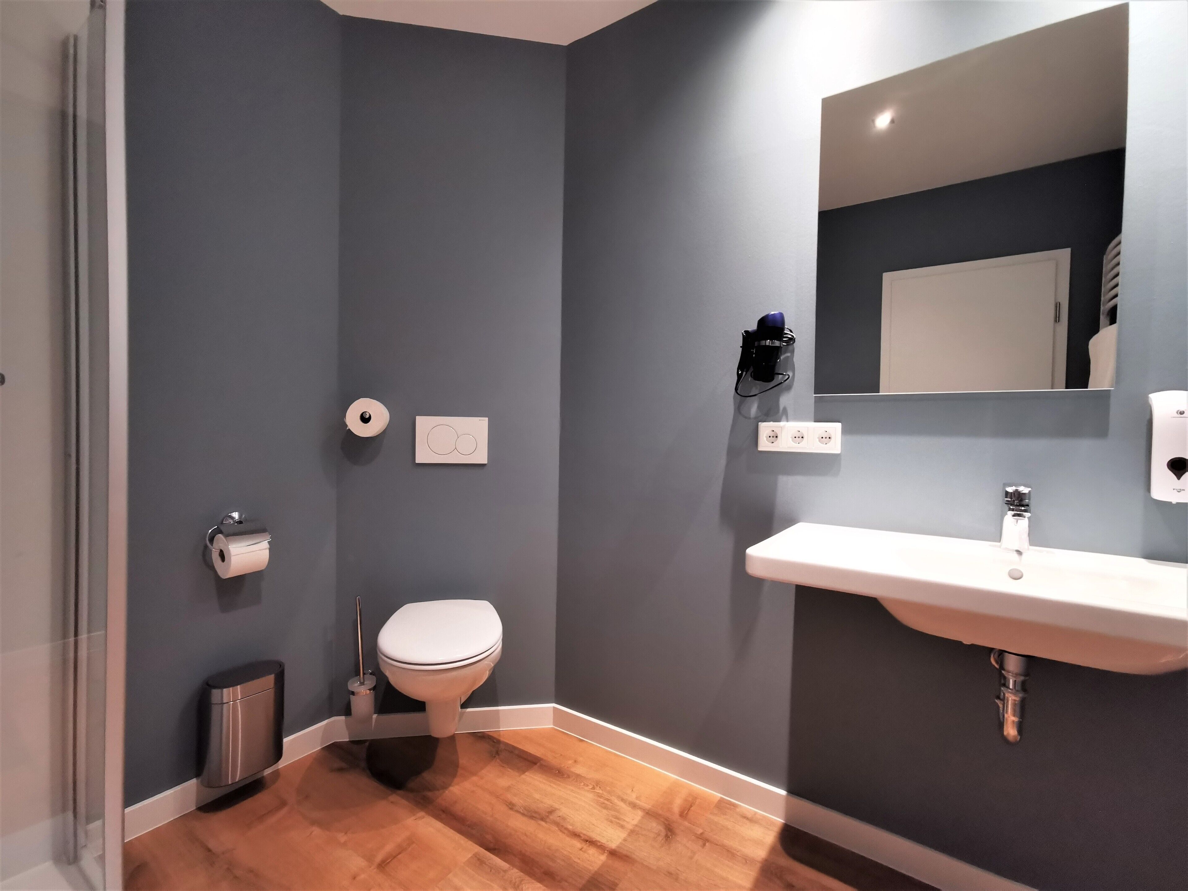 comfort double or twin room | bathroom | shower, free toiletries, towels