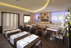 อาหารเช้าแบบบุฟเฟ่ต์ทุกวัน (EUR 9.50 ต่อคน)