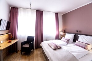 ห้องสแตนดาร์ดดับเบิลหรือทวิน, ปลอดบุหรี่ | ตู้นิรภัยในห้องพัก, โต๊ะทำงาน, Wi-Fi ฟรี, ผ้าปูที่นอน