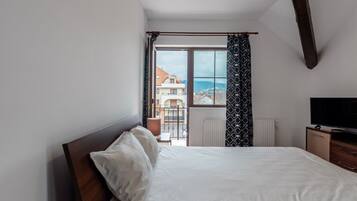Apartamento, 2 quartos, para não fumantes, sacada | 2 quartos, roupas de cama premium, individualmente decorados