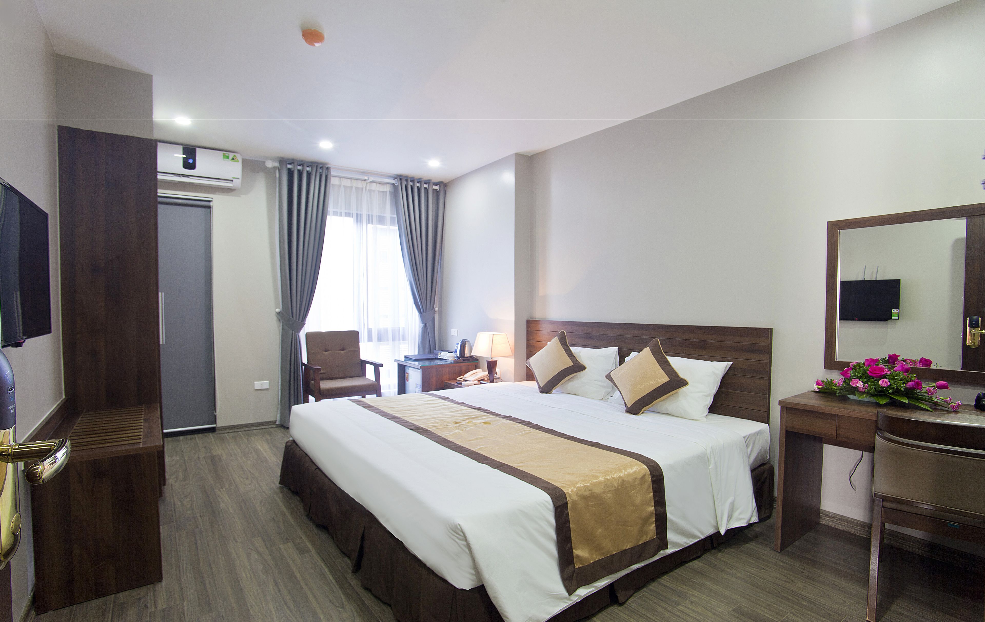 Minibar, caja de seguridad en la habitación y escritorio 