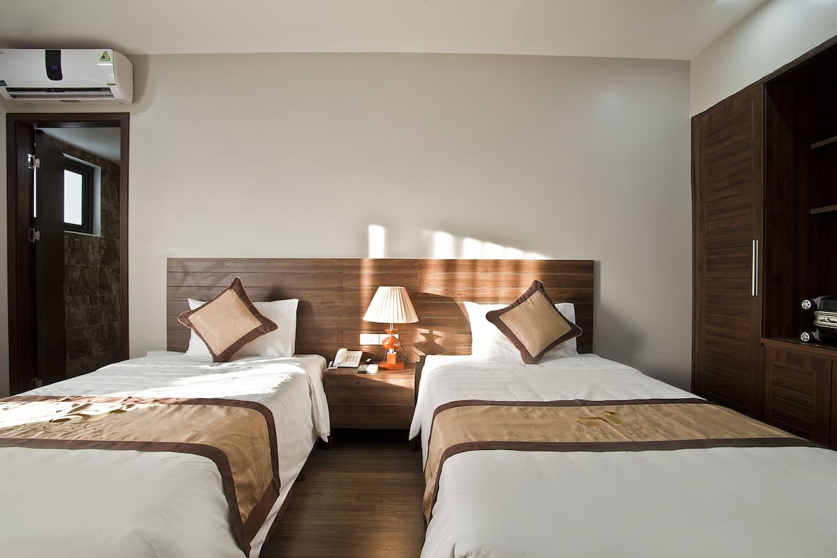 Camera Deluxe con letto matrimoniale o 2 letti singoli | Minibar, una cassaforte in camera, una scrivania, insonorizzazione