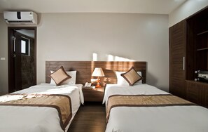 Deluxe kamer, 1 twee- of 2 eenpersoonsbedden | Een minibar, een kluis op de kamer, een bureau, geluiddichte muren