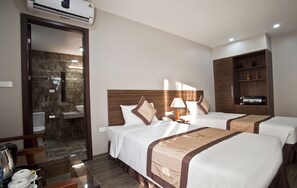 Deluxe kamer, 1 twee- of 2 eenpersoonsbedden | Een minibar, een kluis op de kamer, een bureau, geluiddichte muren