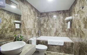 Deluxe kamer, 1 twee- of 2 eenpersoonsbedden | Badkamer | Een bad/douchecombinatie, gratis toiletartikelen, een haardroger
