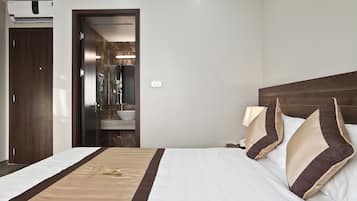 Habitación estándar | Minibar, caja de seguridad en la habitación y escritorio