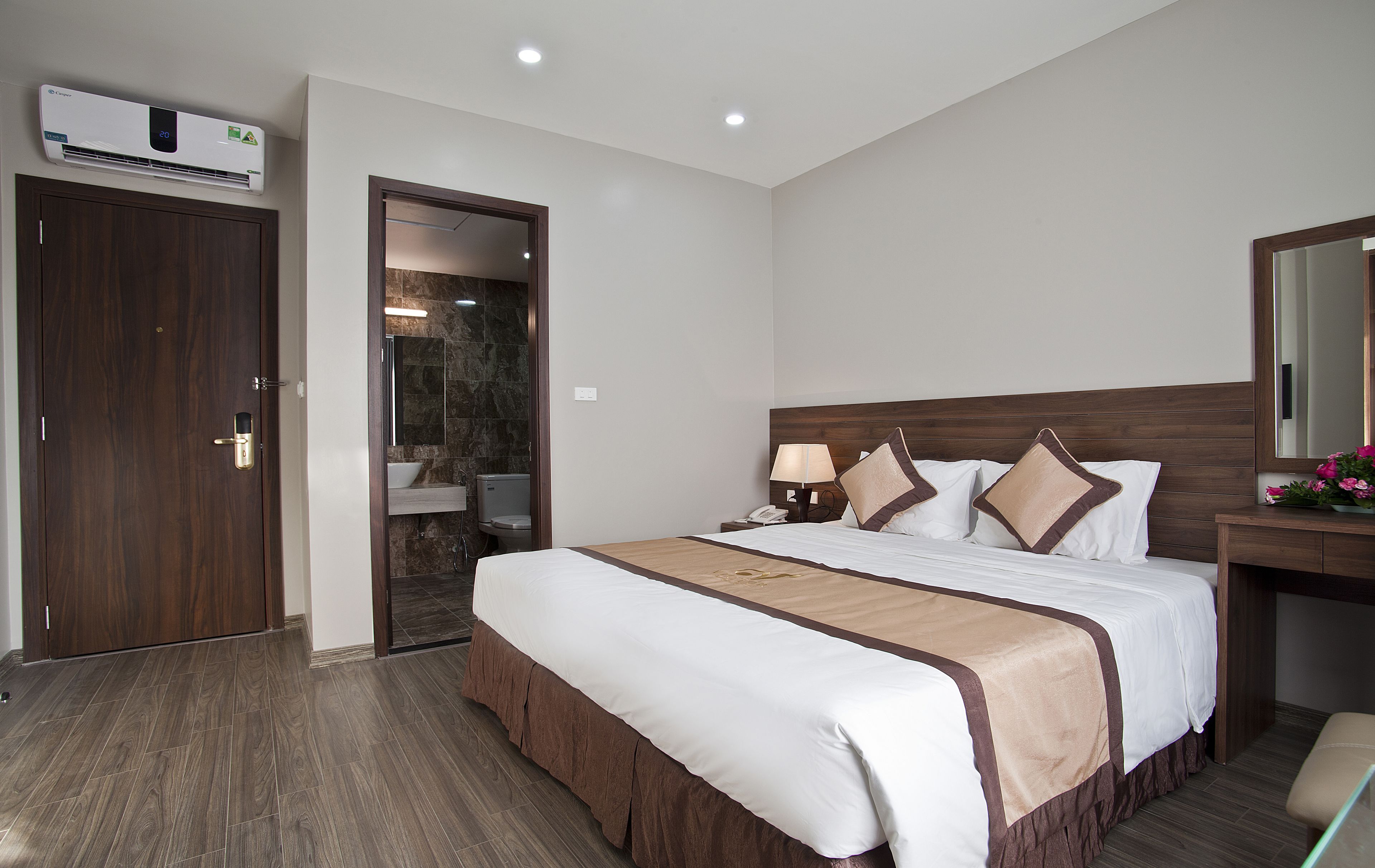 Minibar, caja de seguridad en la habitación y escritorio 