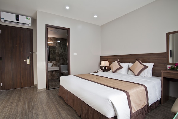 Minibar, caja de seguridad en la habitación y escritorio