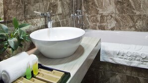Dobbelt- eller tomannsrom – deluxe | Vask på badet
