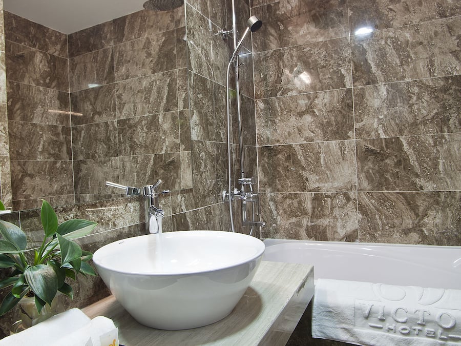 Deluxe Double or Twin Room | Bathroom sink