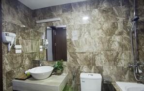 Een bad/douchecombinatie, gratis toiletartikelen, een haardroger