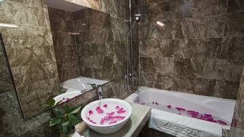 Ducha y bañera combinadas y artículos de higiene personal gratuitos