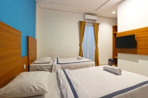 Deluxe Room | Egyptian cotton sheets, premium bedding, desk, soundproofing - Size Inn (West Cirebon)