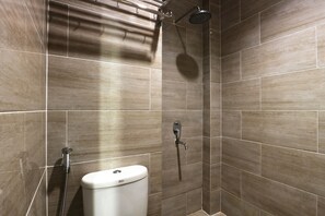 Habitación superior | Baño | Ducha, bidé y toallas