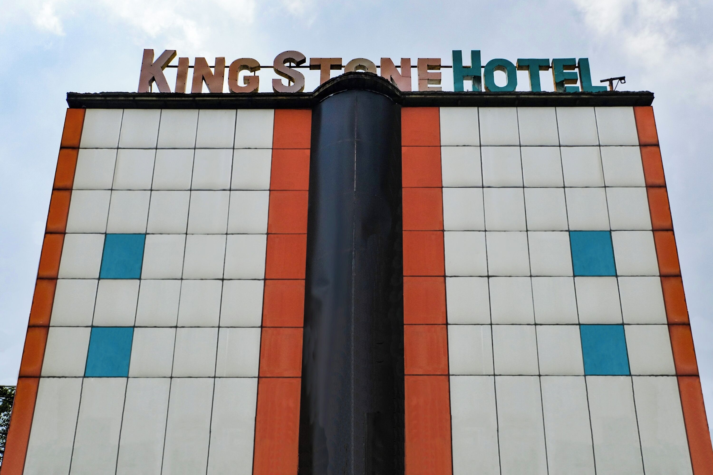 El cartel del Hotel King Stone con fachada de diseño cuadriculado.
