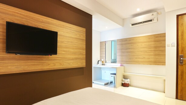 Deluxe Room | Premium bedding, in-room safe, desk, soundproofing - Kampioen Bed and Breakfast (Bandung)