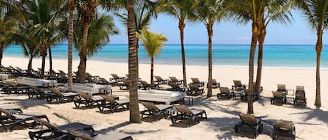 Aan een privéstrand, wit zand