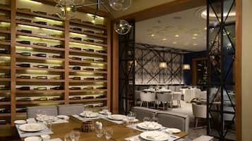 7 restaurants, breakfast, lunch, dinner served; international cuisine
