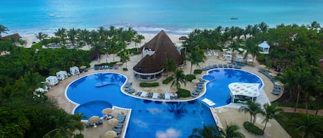 Outdoor pool, pool umbrellas, sun loungers