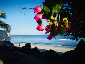 Vlak bij het strand, wit zand, parasols, strandlakens