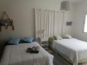 Eenvoudige vierpersoonskamer, Meerdere bedden, gemeenschappelijke badkamer (Estrella) | Gratis wifi, beddengoed