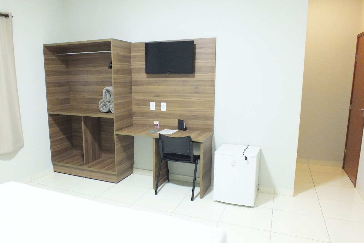 Escritorio, wifi gratis y ropa de cama