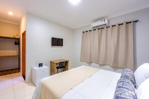 Desk, free WiFi, bed sheets - Gabirá Hotel (Buritama)