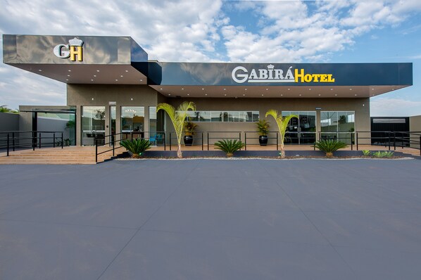 A modern hotel building with a prominent sign reading "GABIRÁ HOTEL". - Gabirá Hotel (Buritama)