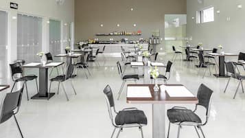 Café da manhã com buffet grátis todos os dias