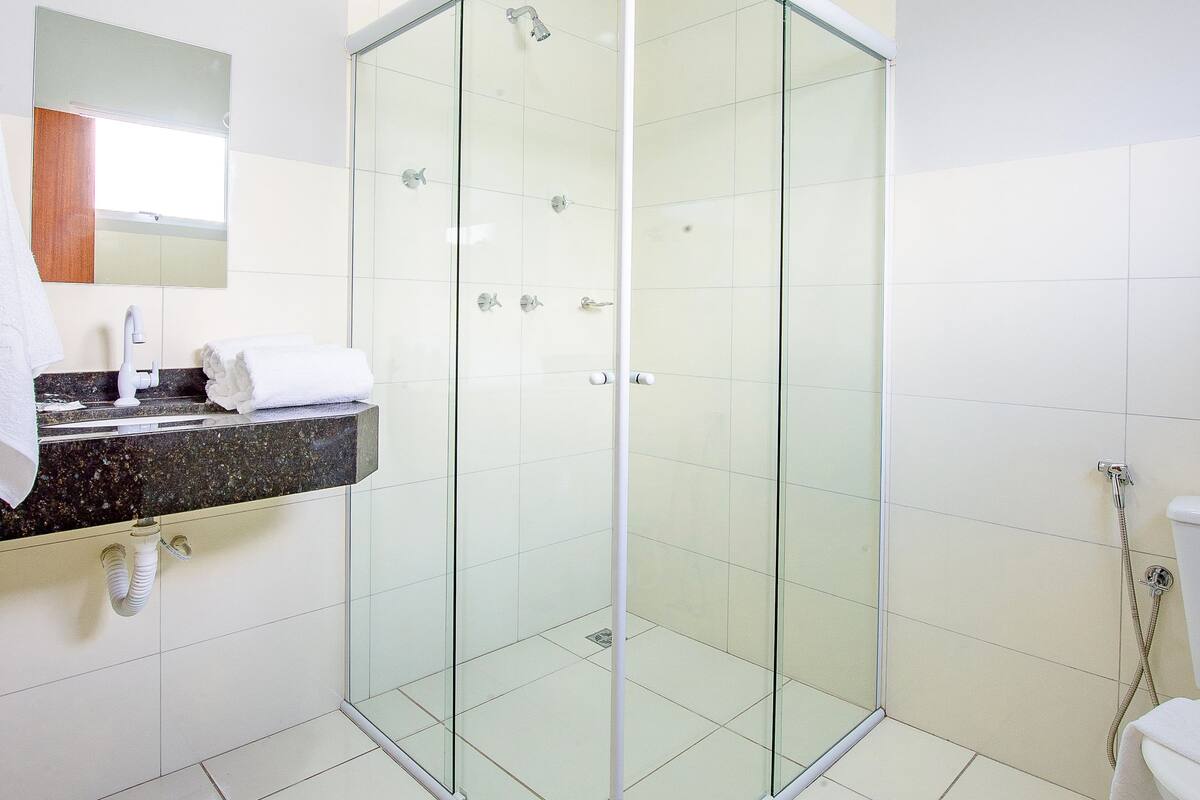 Ducha, artículos de tocador gratuitos, secador de pelo, toallas