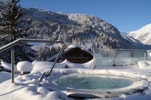 Outdoor spa tub - Genusshotel Vermala Montafon (Sankt Gallenkirch)