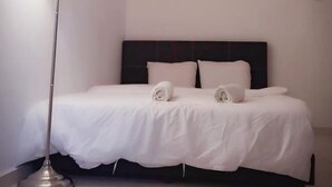4 habitaciones y tabla de planchar con plancha