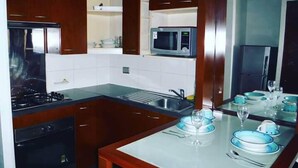 Apartamento standard, 1 cama Queen, para não fumantes | Cozinha privada | Geladeira grande, micro-ondas, fogão, cooktop