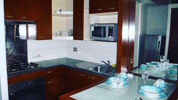 Standard Apartment, 1 Queen Bed, Non Smoking | Private kitchen | Full-sized fridge, microwave, oven, stovetop