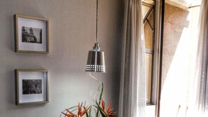 Apartamento standard, 1 cama Queen, para não fumantes | 1 quarto, cofres nos quartos, escrivaninha