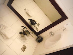 Bathroom - Quilatours Santiago (Santiago)