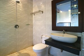 Shower, rainfall showerhead, towels - D'Astri Guest House (Denpasar)