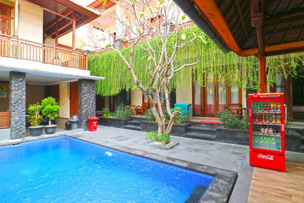 Outdoor pool - D'Astri Guest House (Denpasar)