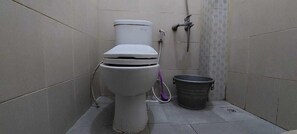 Dusche, kostenlose Toilettenartikel, Handtücher