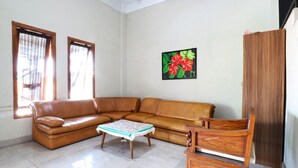 TV - Kartika Homestay Syariah (Surabaya)